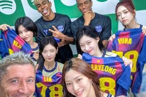 还原度如何？巴萨球员与韩国女团互动，互相模仿对方经典pose🫶