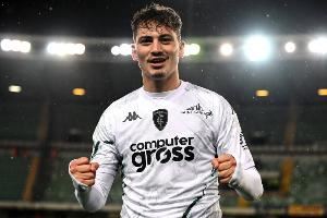 记者：S-埃斯波西托明天接受卡利亚里体检，转会谈判昨天已达协议