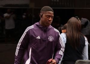 镜报：梅努告知曼联想去那不勒斯，曼联怕他像小麦一样不愿放人