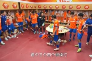 王大雷半场休息时喊话队友：两个、三个、四个继续打！