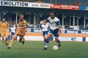 卢顿旧将约翰尼-维尔斯特鲁普因病离世年仅58岁，俱乐部发文悼念