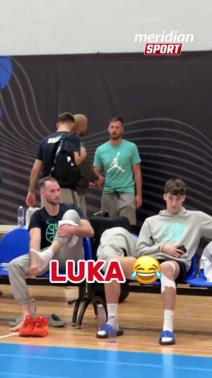 坏蛋说是😂东契奇抵达训练场偷袭教练 直接把裤子扒下来了