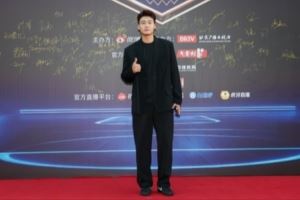 赵睿现身微博篮球之夜红毯！一身黑西服帅气登场！