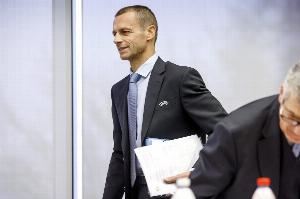 世体：巴萨主场对阵巴黎的欧冠的比赛，切费林将前往巴塞罗那观战