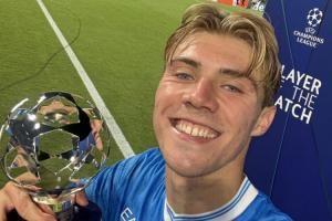 是真的开心😆霍伊伦和欧冠最佳奖杯自拍，笑容灿烂简直爆表