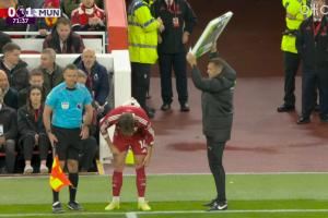 第72分钟利物浦换下伊萨克，基耶萨登场