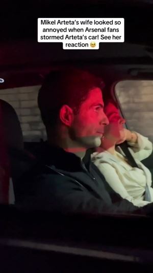 成固定景点了🤣阿尔特塔驾车被球迷堵住，妻子翻白眼无奈扶额