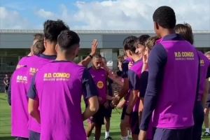 好消息！拉菲尼亚、费兰-托雷斯回归训练，接受队友拍打欢迎