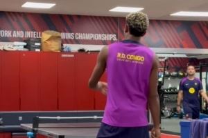 技高一筹！亚马尔晒与科亨打乒乓球视频，配文调侃：我的儿子