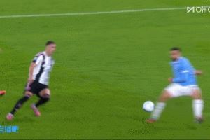 前裁判：吉拉踩小孔塞桑是明显的点球，不解为什么裁判没进行回看