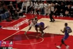 乃父之风!布朗尼灵巧一点助攻范德彪暴扣+突破分球海斯跟进暴扣