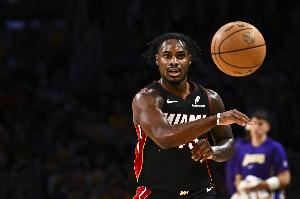 小米切尔:不能让韦尔自己抢篮板 后卫也得参与主要责任在我